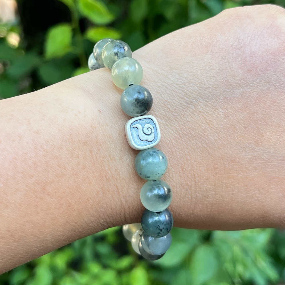 10mm stretchable Xiuyan jade with silver accent - Picture 6 of 12
